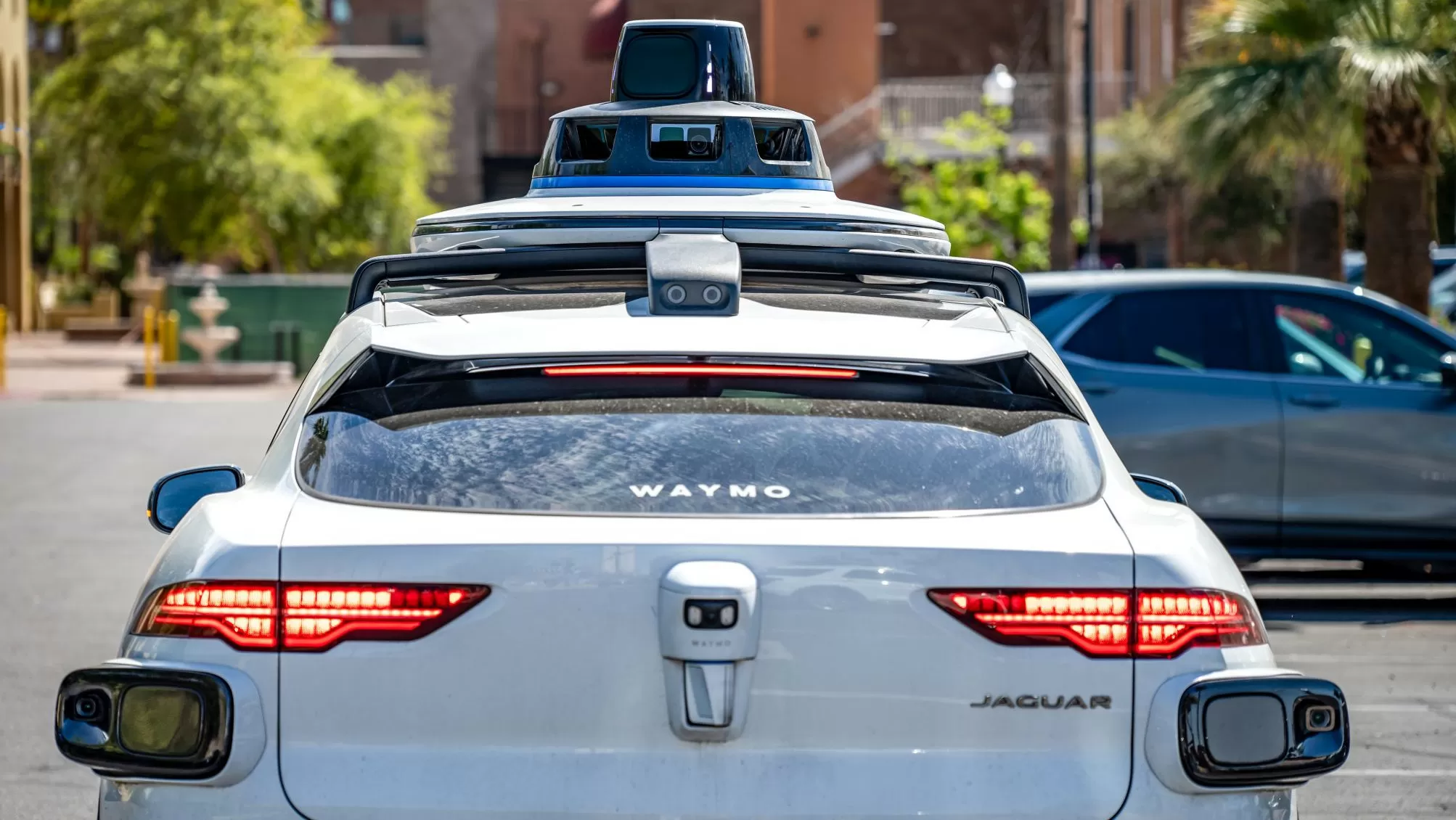 Após apagão, Waymo anuncia atualização de software para robotáxis