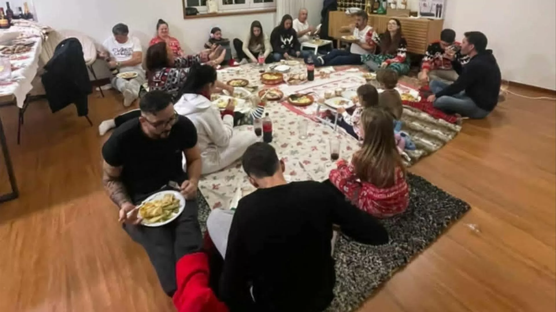 Na ceia de Natal onde o chão serve de mesa, “a coberta já está prontinha”