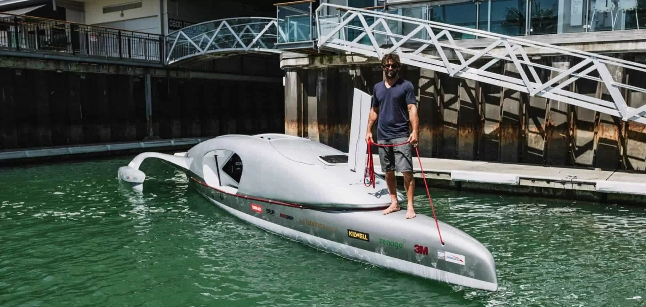Ciclista pedala volta ao mundo em barco inovador para bater recorde