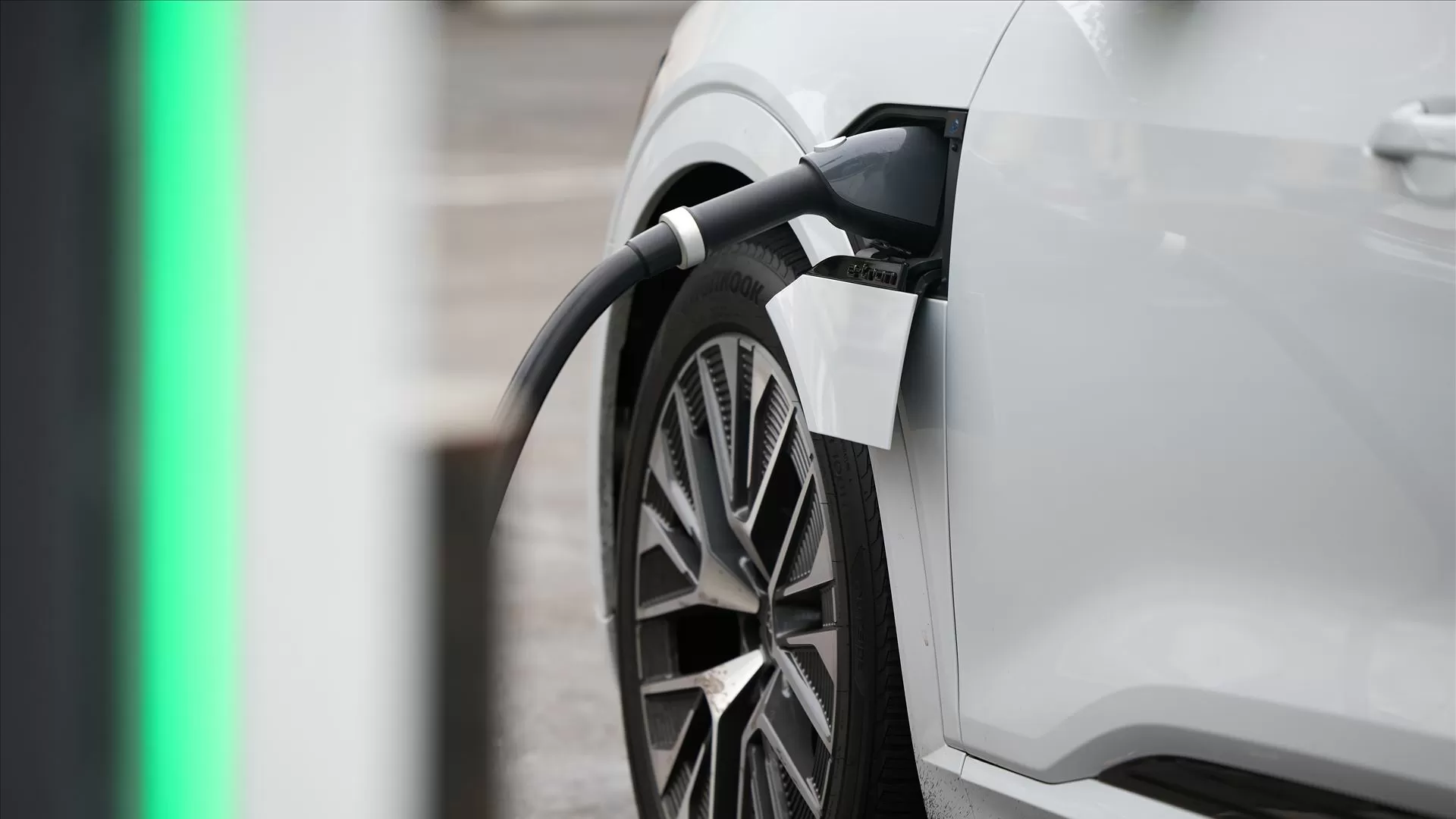 Comissão Europeia abandona meta de 100% de carros não poluentes em 2035