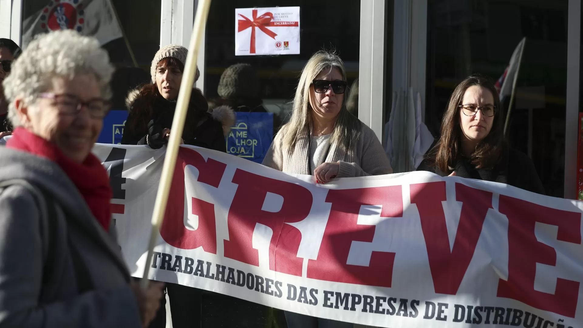 Trabalhadores da distribuição em greve e voltam a parar no final do ano