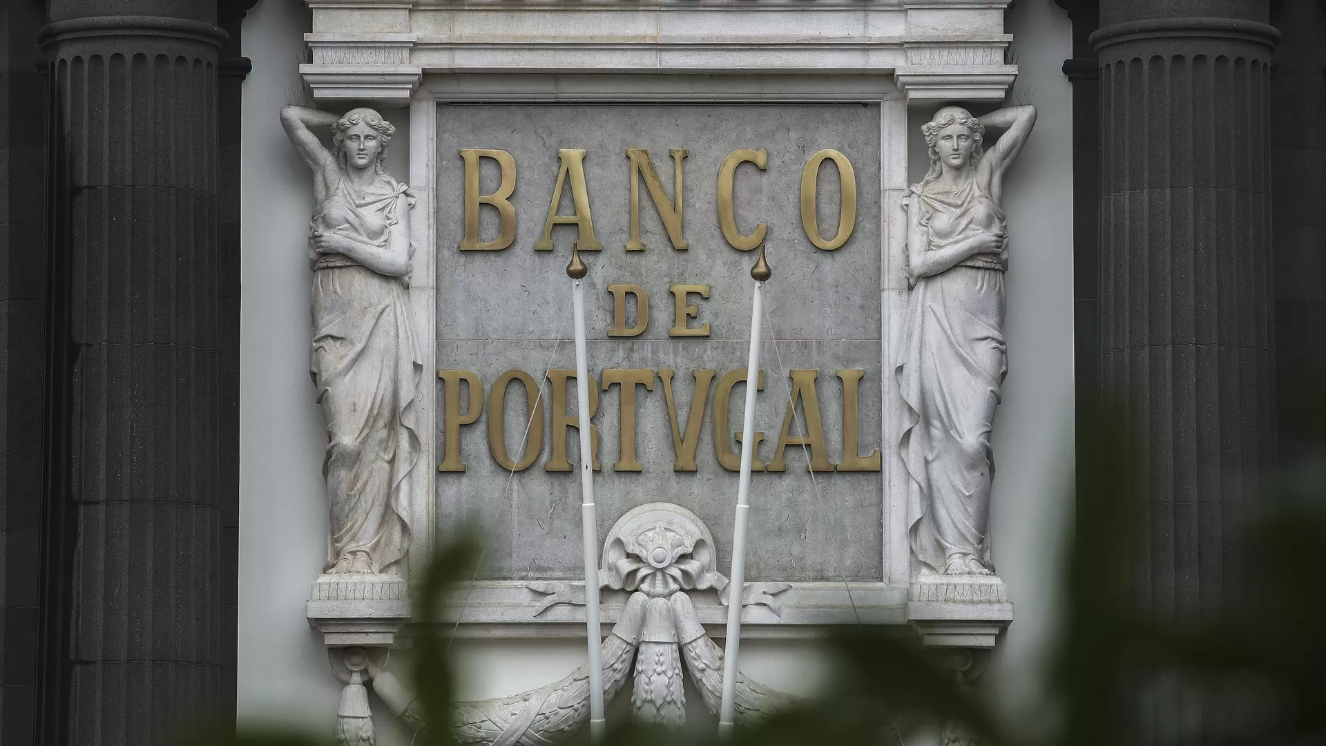 Banco de Portugal revê em alta crescimento da economia e em baixa o défice esperado