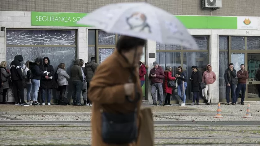 Desemprego cai para 5,6% em dezembro e iguala mínimo de 23 anos
