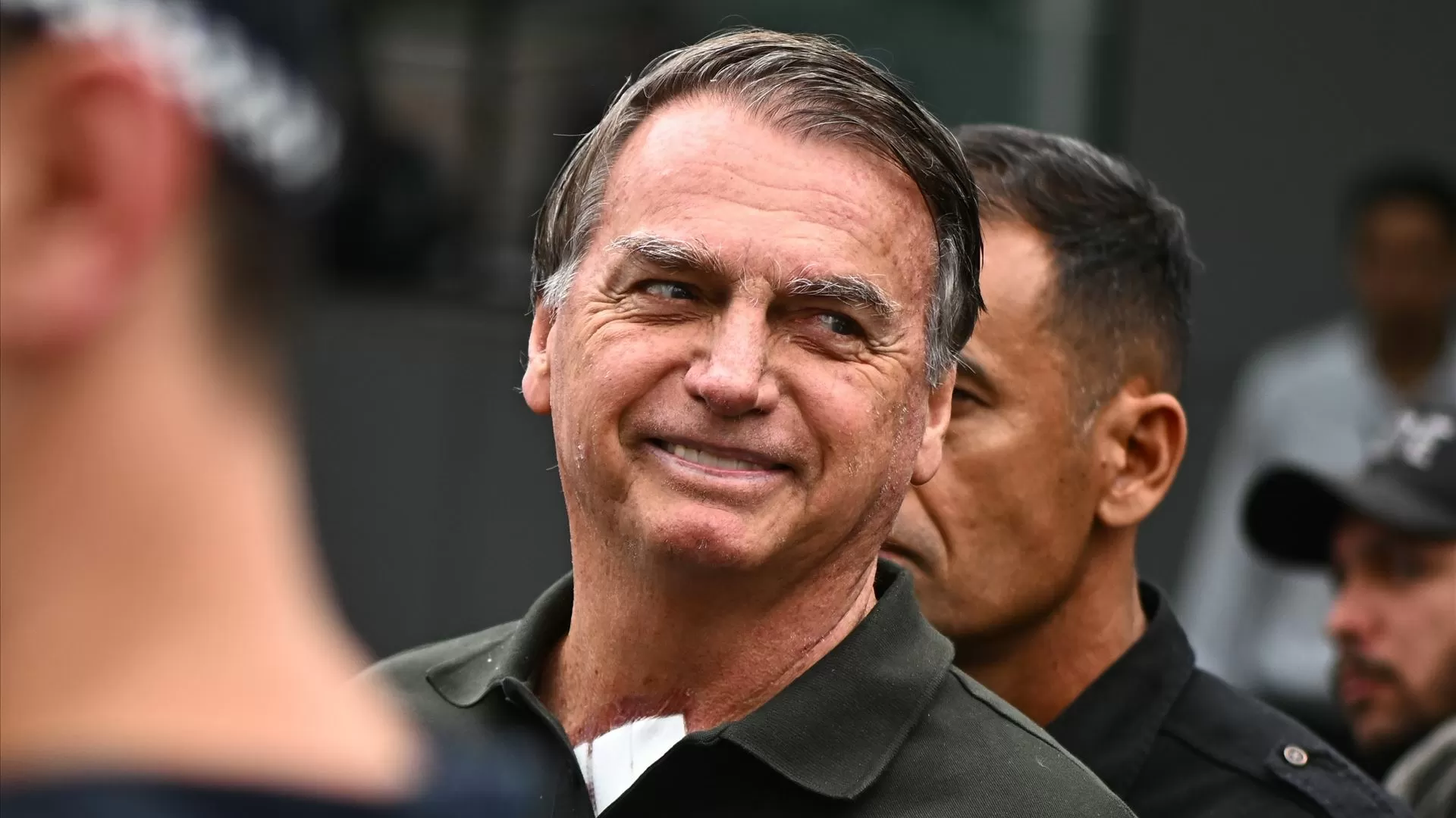 Bolsonaro tem alta hospitalar e volta à prisão