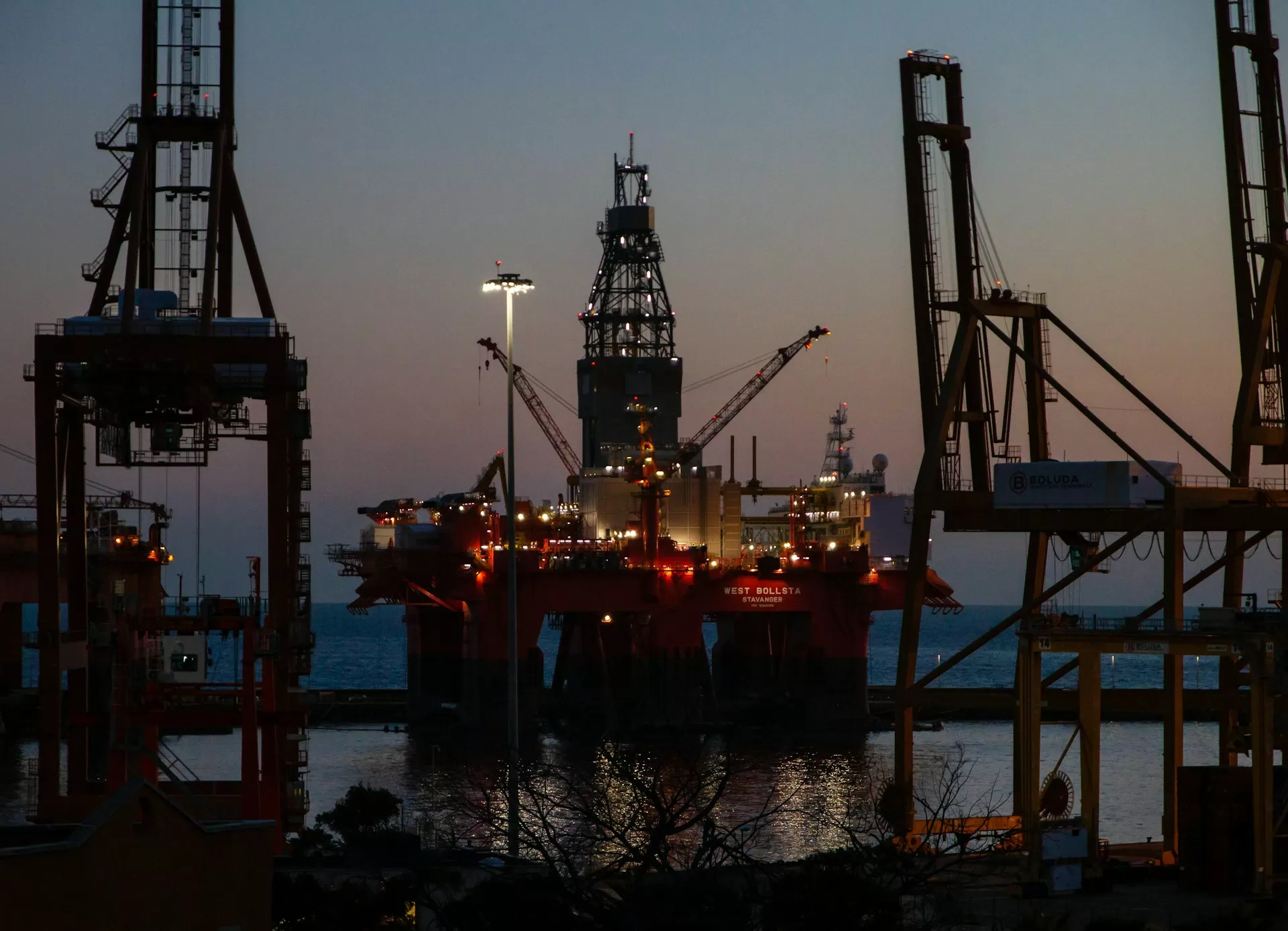 Tensão geopolítica sacode o petróleo e Ibov mantém rali; veja os destaques da semana