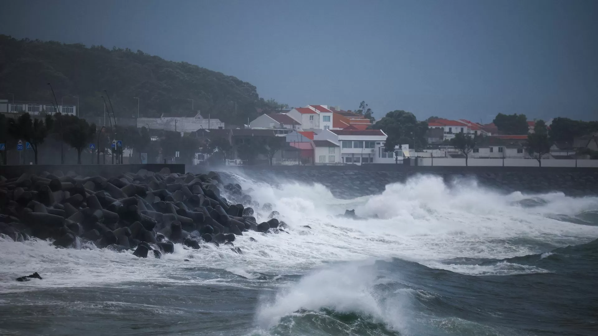 Madeira e Açores em incumprimento, contas de 2024 violam regras para défice e dívida