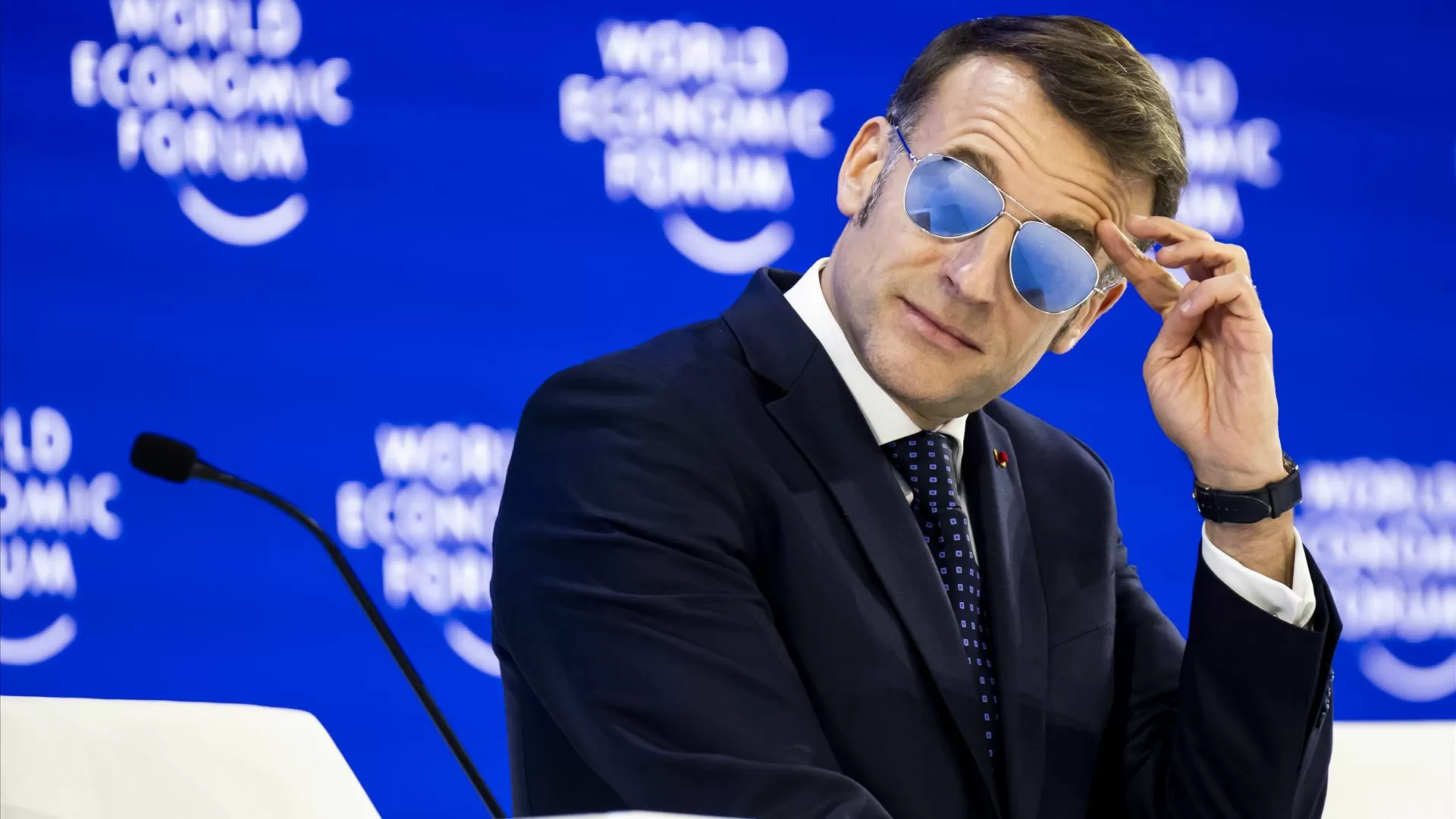 "Eye of the Tiger": Macron aparece de óculos de sol num evento oficial