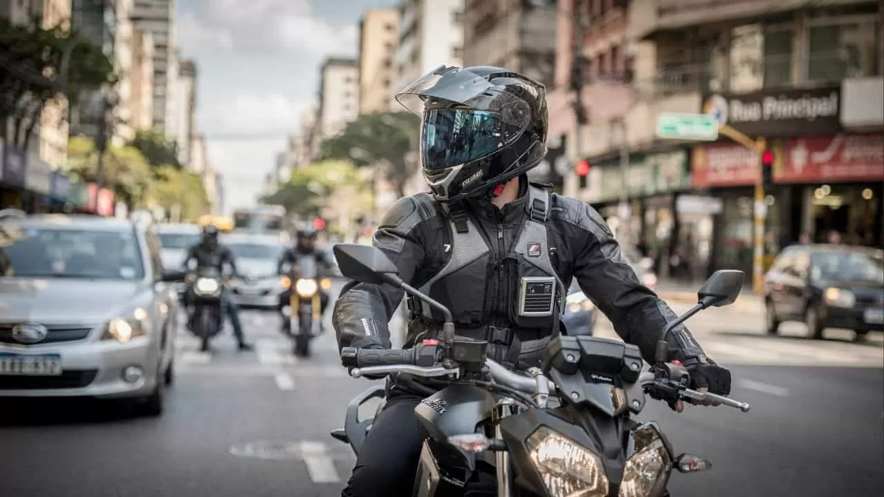 A tecnologia que promete proteger quem anda de moto – especialmente de quedas