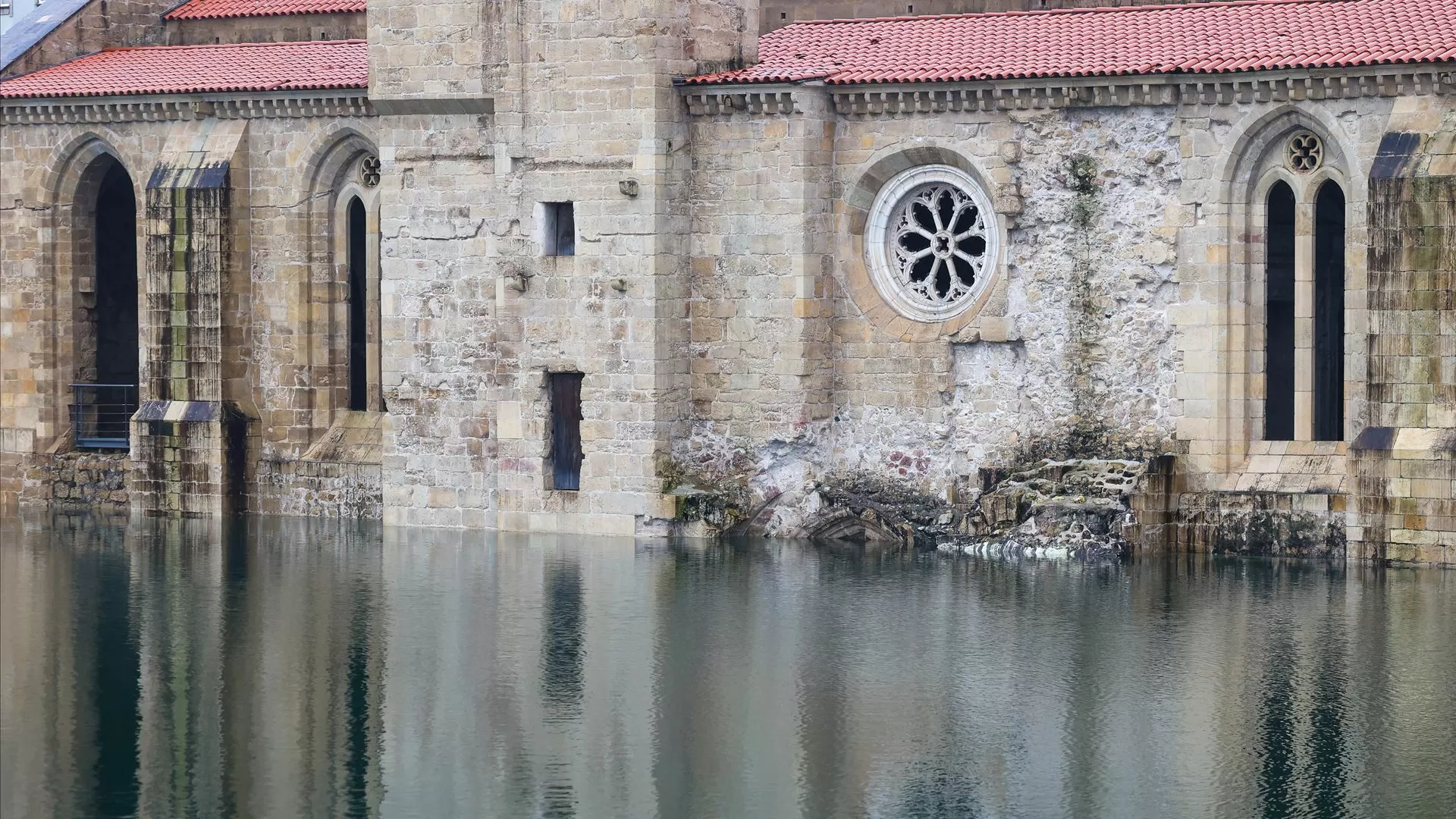 Diques do Mondego em risco. Cerca de 3.600 pessoas retiradas em Coimbra, Montemor-o-Velho e Soure