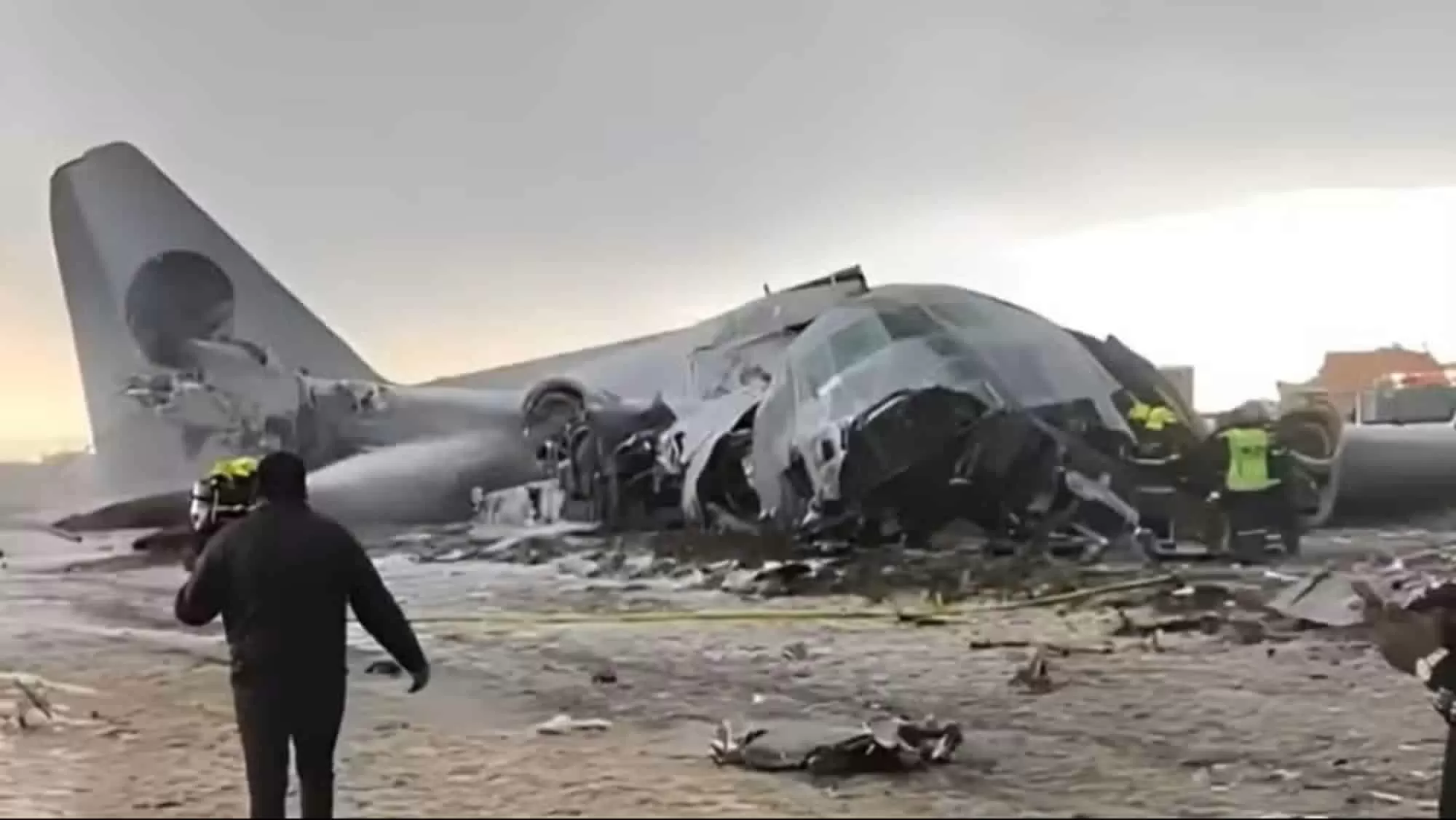 Avião boliviano sai da pista e invade avenida; 15 morrem