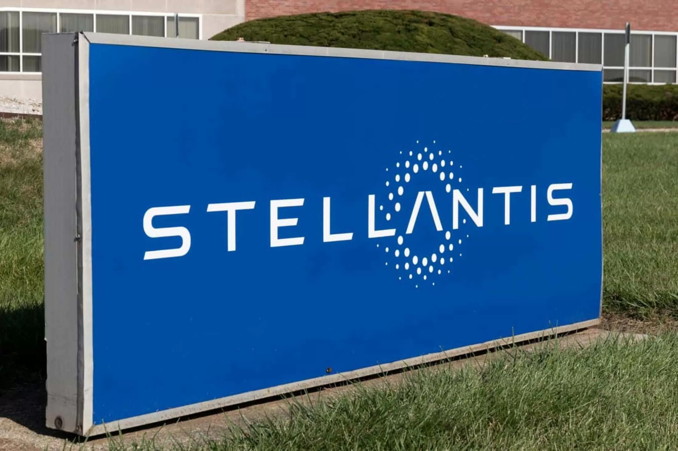 Stellantis muda estratégia e registra perda bilionária com carros elétricos
