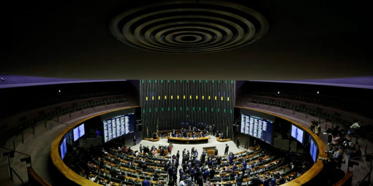 Projeto sobre streamings está travado na Câmara por influência da oposição e mobilização nas redes