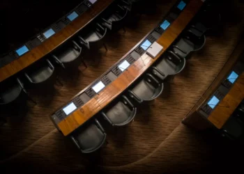 “Desmistificando a Política: Além dos Escândalos”