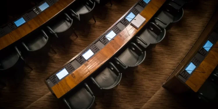 “Desmistificando a Política: Além dos Escândalos”