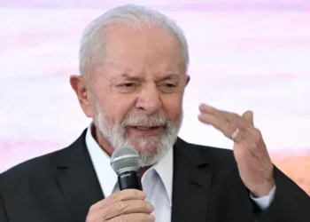Lula se encontra com famílias de bairro devastado por enchente no RS