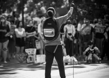 “Política: além dos escândalos e desigualdades”