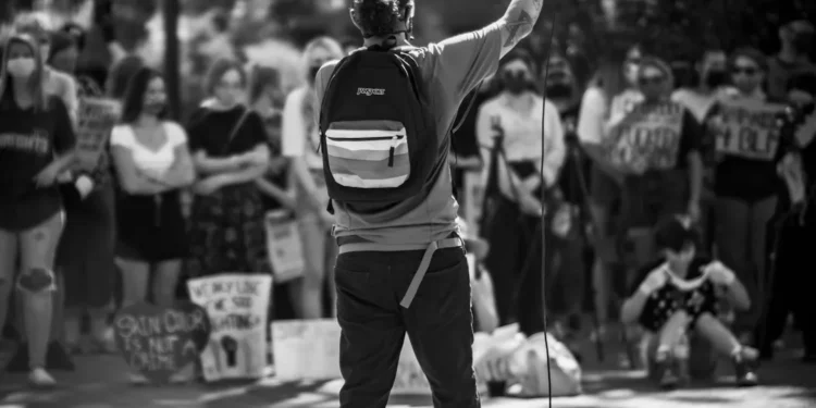 “Política: além dos escândalos e desigualdades”