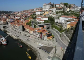 Rui Moreira garante que feirantes vão continuar a vender na Ribeira do Porto