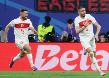 Demiral leva a Turquia aos quartos de final do Europeu