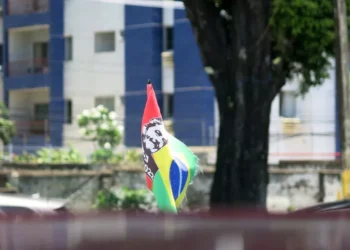 “Desmistificando a Política: Enxergando além dos estereótipos”