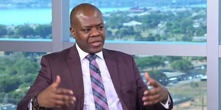 Redes sociais viraram problema de saúde pública e precisam de regulamentação, diz ministro à CNN