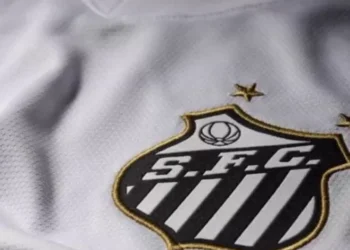 Em fase negativa, Santos anuncia atacante africano com passagem pelo futebol português