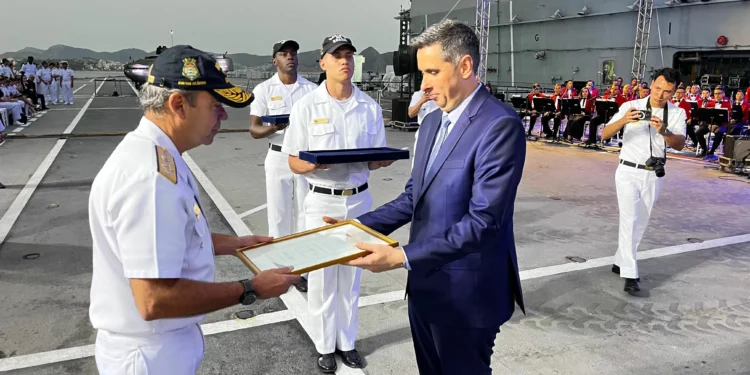 Bilionário e influenciador com milhões de seguidores ajuda a divulgar ações da Marinha nas redes