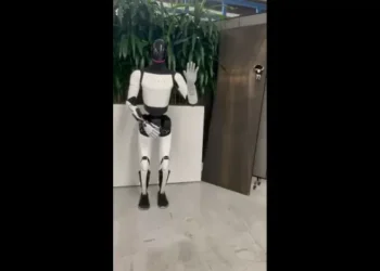 Robô da Tesla exibe nova habilidade em vídeo compartilhado por Musk