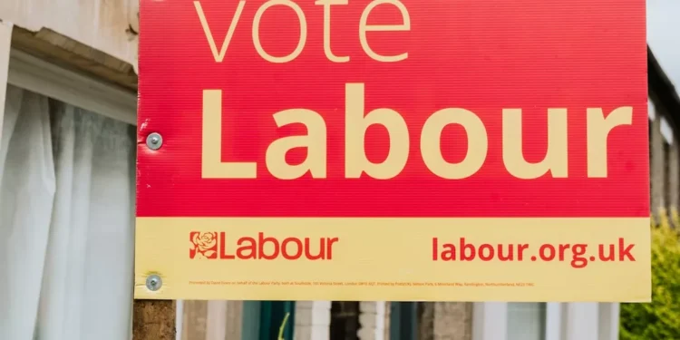 “A Importância da Política na Sociedade”