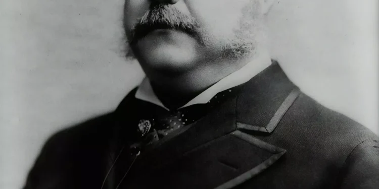 “Desmistificando a Política: A Essência Além dos Escândalos”