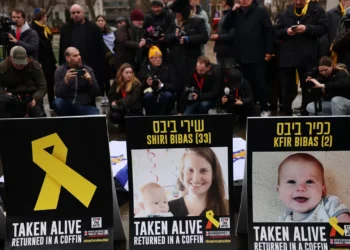 Israel acusa Hamas de matar crianças Bibas e substituir corpo da mãe