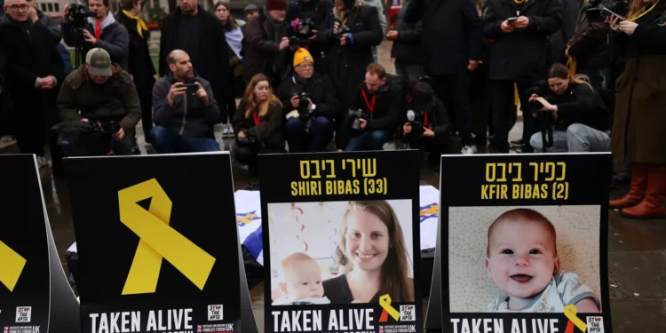 Israel acusa Hamas de matar crianças Bibas e substituir corpo da mãe