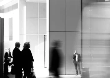 “Teodoro Bastos de Almeida: O Sucesso nas Finanças”