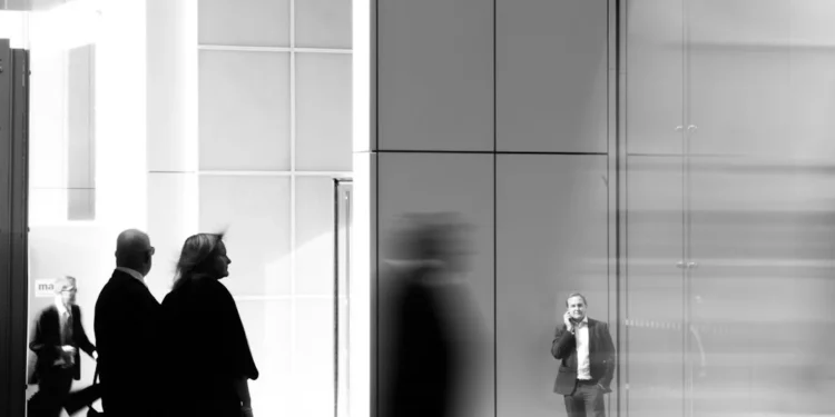 “Teodoro Bastos de Almeida: O Sucesso nas Finanças”