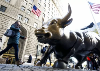 Wall Street fecha em baixa com efeitos negativos da incerteza política