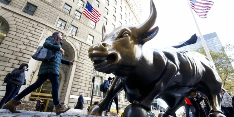 Wall Street fecha em baixa com efeitos negativos da incerteza política