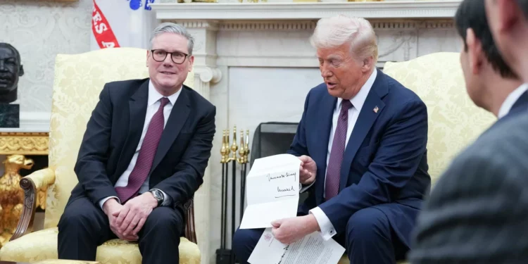 Starmer e Trump negoceiam acordo económico entre os dois países