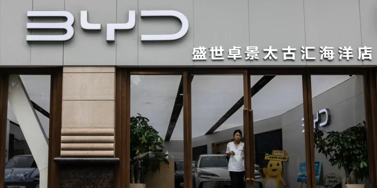 BYD vendeu mais que a Tesla em 2024. Crescimento foi de 23%