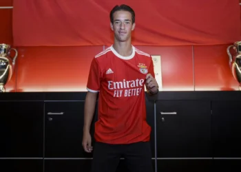 Hugo Félix choca de cabeça e sai de maca