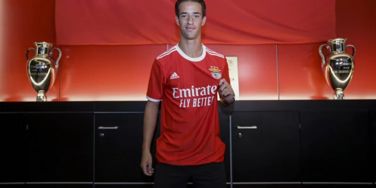 Hugo Félix choca de cabeça e sai de maca