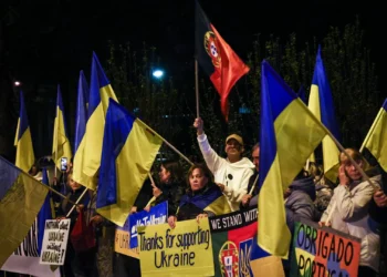 Em Lisboa, ucranianos protestaram contra fim do apoio americano a Kiev