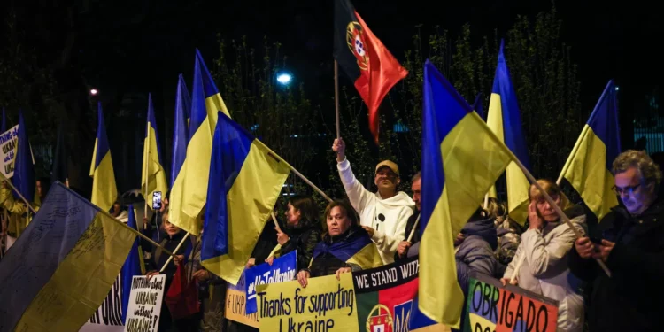 Em Lisboa, ucranianos protestaram contra fim do apoio americano a Kiev