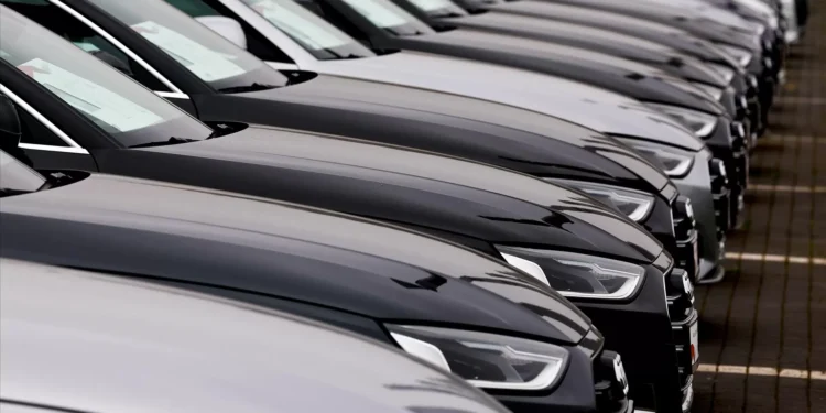 Vendas de automóveis novos na UE caem 3% até fevereiro