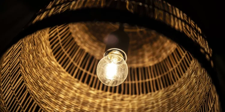 Mudar para o mercado livre de eletricidade pode poupar mais de 200 euros a grandes consumidores