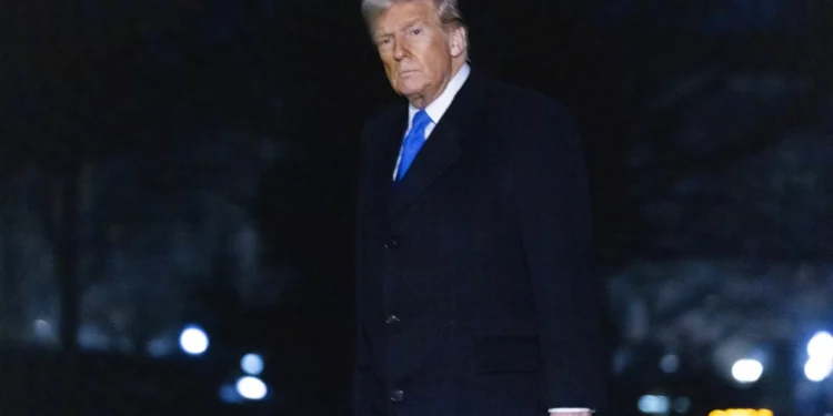 Juiz dos EUA impede Trump de deportar pessoas sob lei do século XVIII