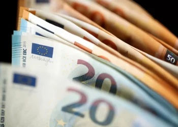 Famílias investem em força nos certificados de aforro em março