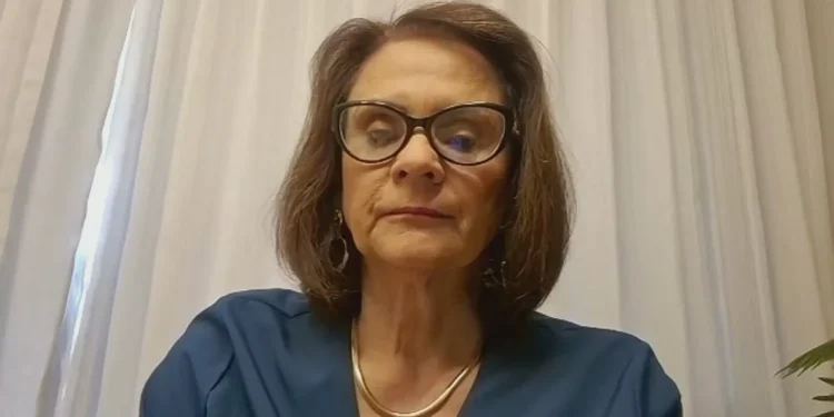 Damares à CNN: Defendo regras mais rígidas para proteção online de menores