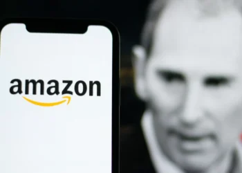 CEO da Amazon alerta: tarifas de Trump podem elevar preços para consumidores