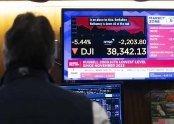 Bolsa americana perde 5,4 biliões após tarifas de Trump. Risco de recessão “está em cima da mesa”