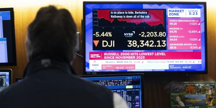 Bolsa americana perde 5,4 biliões após tarifas de Trump. Risco de recessão “está em cima da mesa”